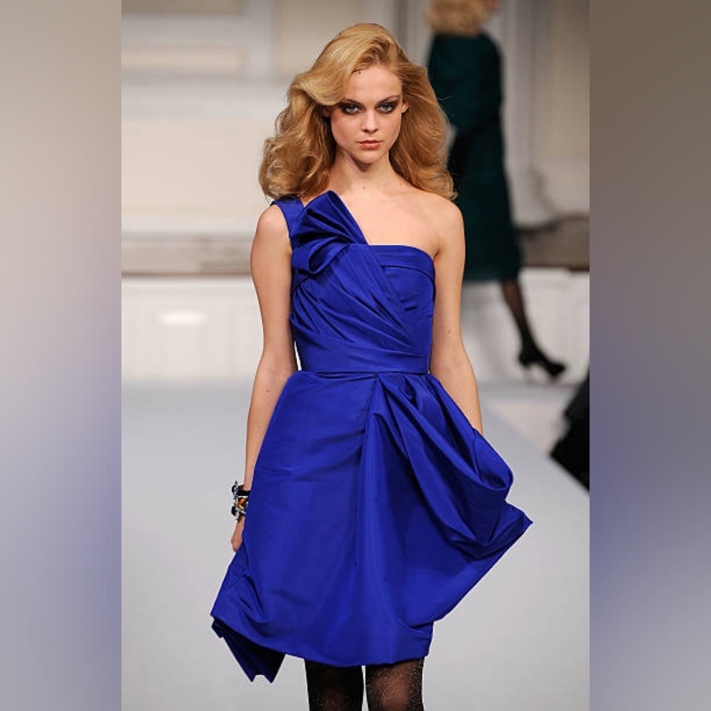 $3400 OSCAR DE LA RENTA BEAUTIFUL  BLUE PLEADED SILK RUNWAY DRESS US 12